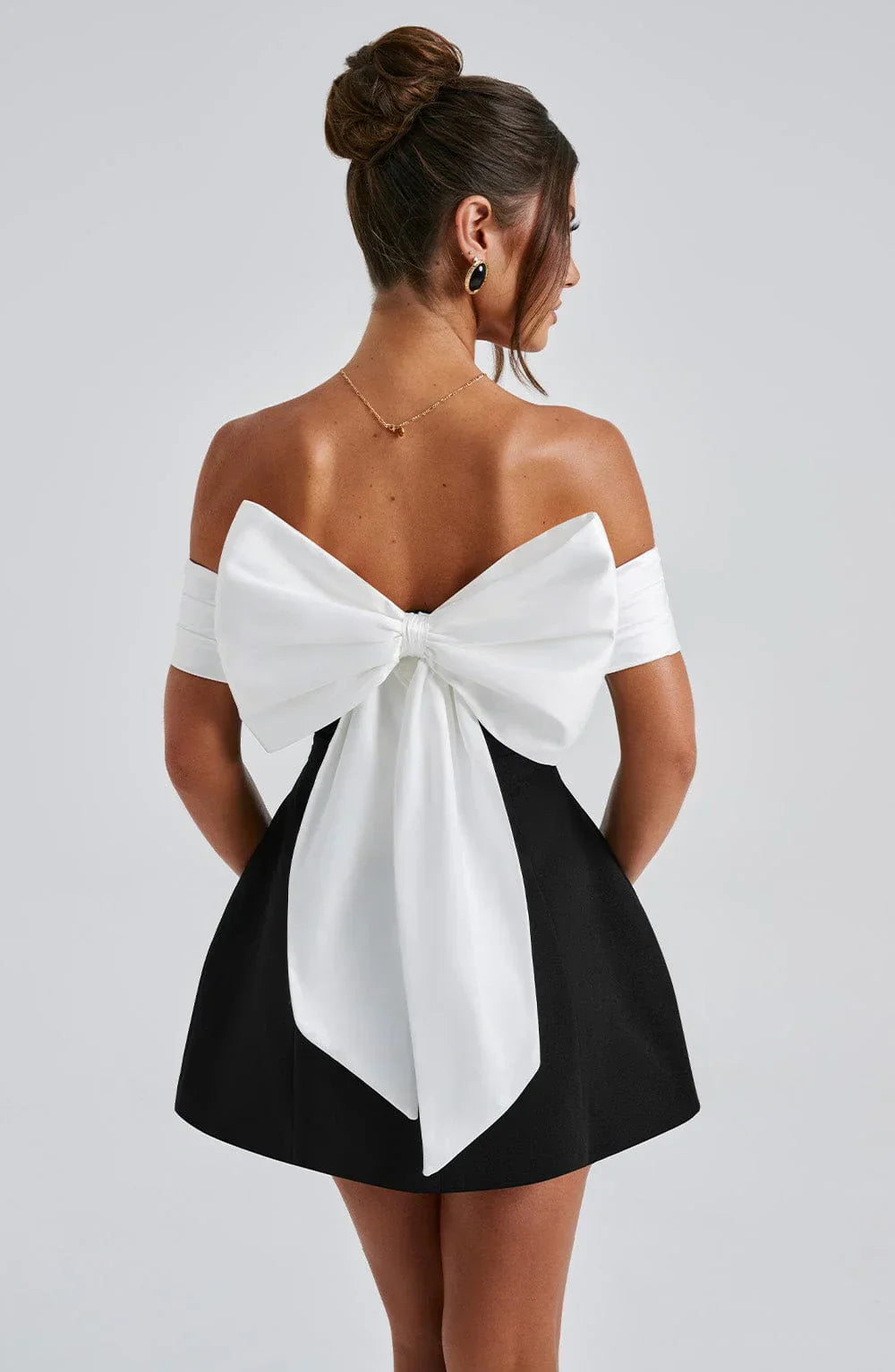Bellanova - Rückenfreies Mini Kleid mit Schleife