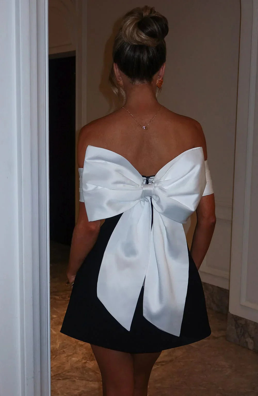 Bellanova - Rückenfreies Mini Kleid mit Schleife
