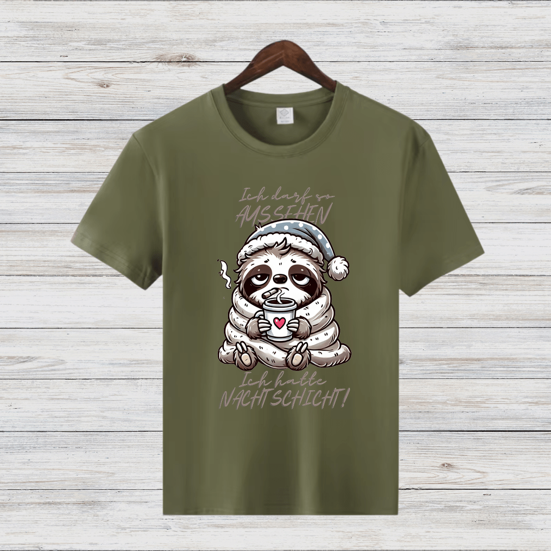 Gemütliches Faultier-Shirt | Lustiges Nacht-Schicht-Motiv | Humorvolles Winterdesign | Statement Shirt für Frauen - Sopheria