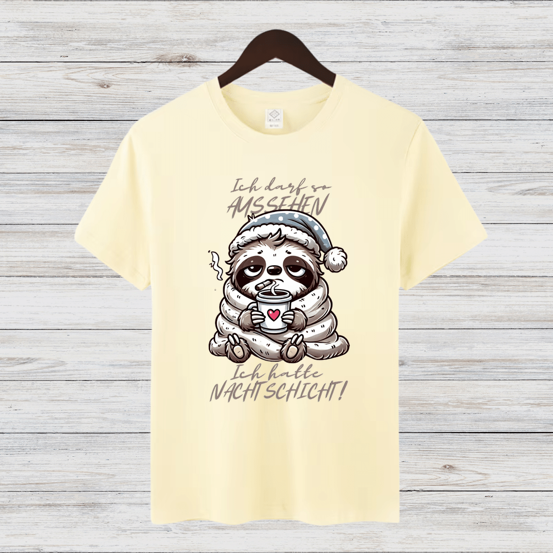 Gemütliches Faultier-Shirt | Lustiges Nacht-Schicht-Motiv | Humorvolles Winterdesign | Statement Shirt für Frauen - Sopheria