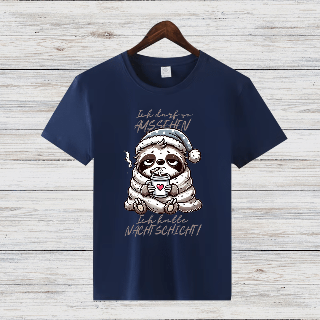 Gemütliches Faultier-Shirt | Lustiges Nacht-Schicht-Motiv | Humorvolles Winterdesign | Statement Shirt für Frauen - Sopheria
