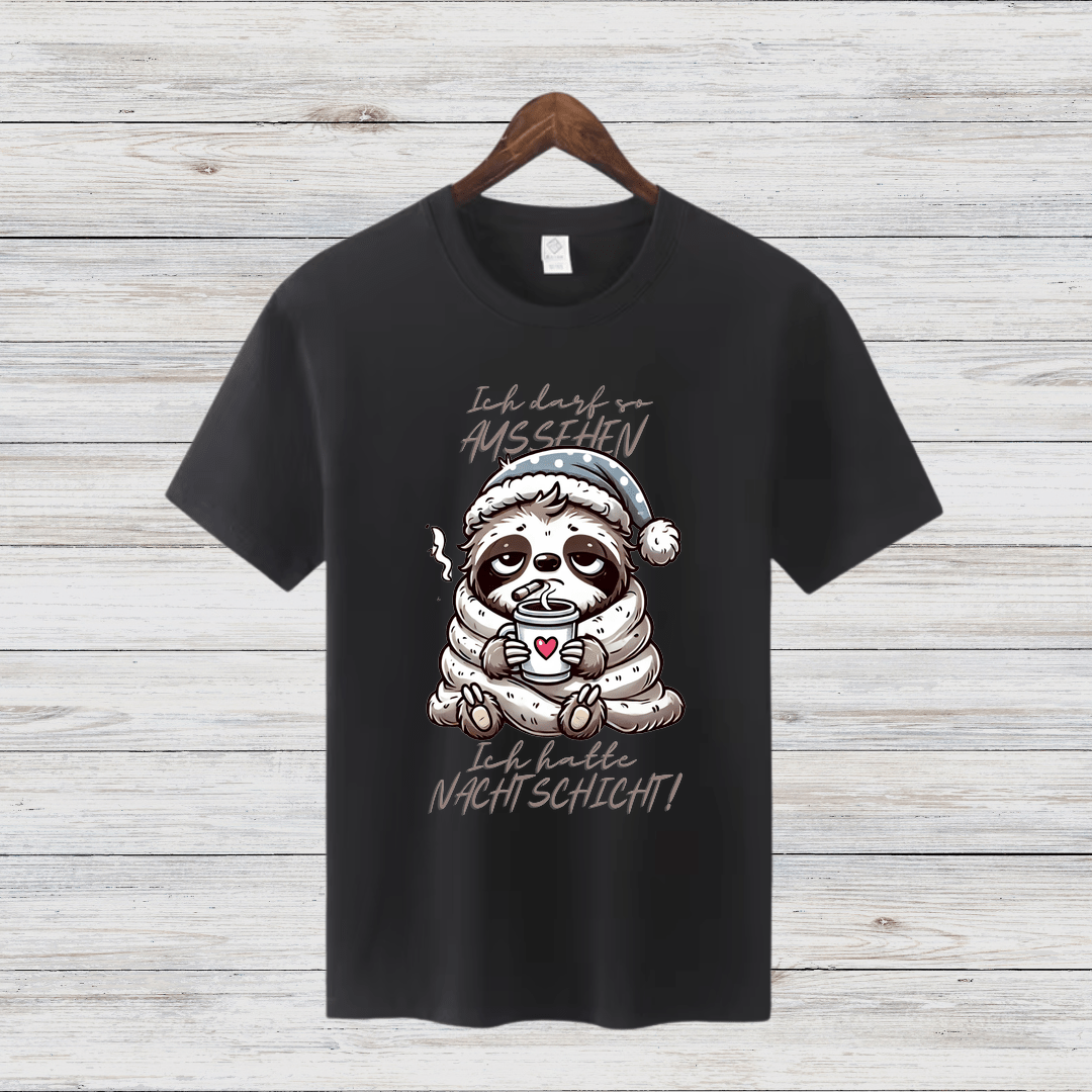 Gemütliches Faultier-Shirt | Lustiges Nacht-Schicht-Motiv | Humorvolles Winterdesign | Statement Shirt für Frauen - Sopheria