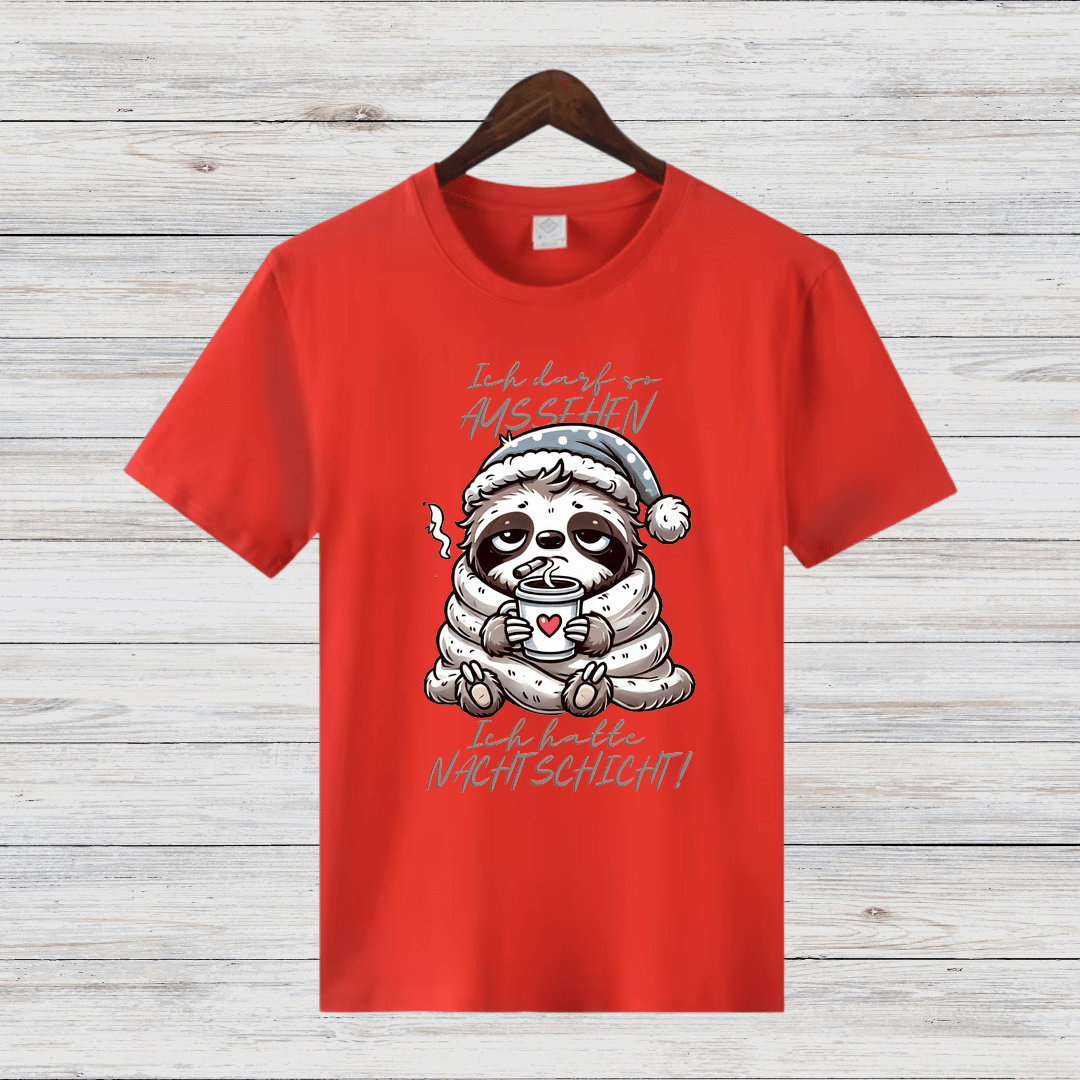 Gemütliches Faultier-Shirt | Lustiges Nacht-Schicht-Motiv | Humorvolles Winterdesign | Statement Shirt für Frauen - Sopheria