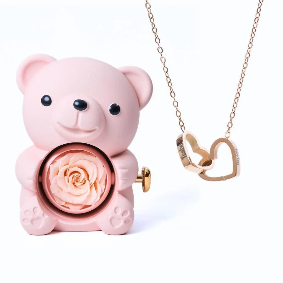 Rosenherz – Teddybär-Geschenkbox mit ewiger Rose & gravierter Halskette - Sopheria