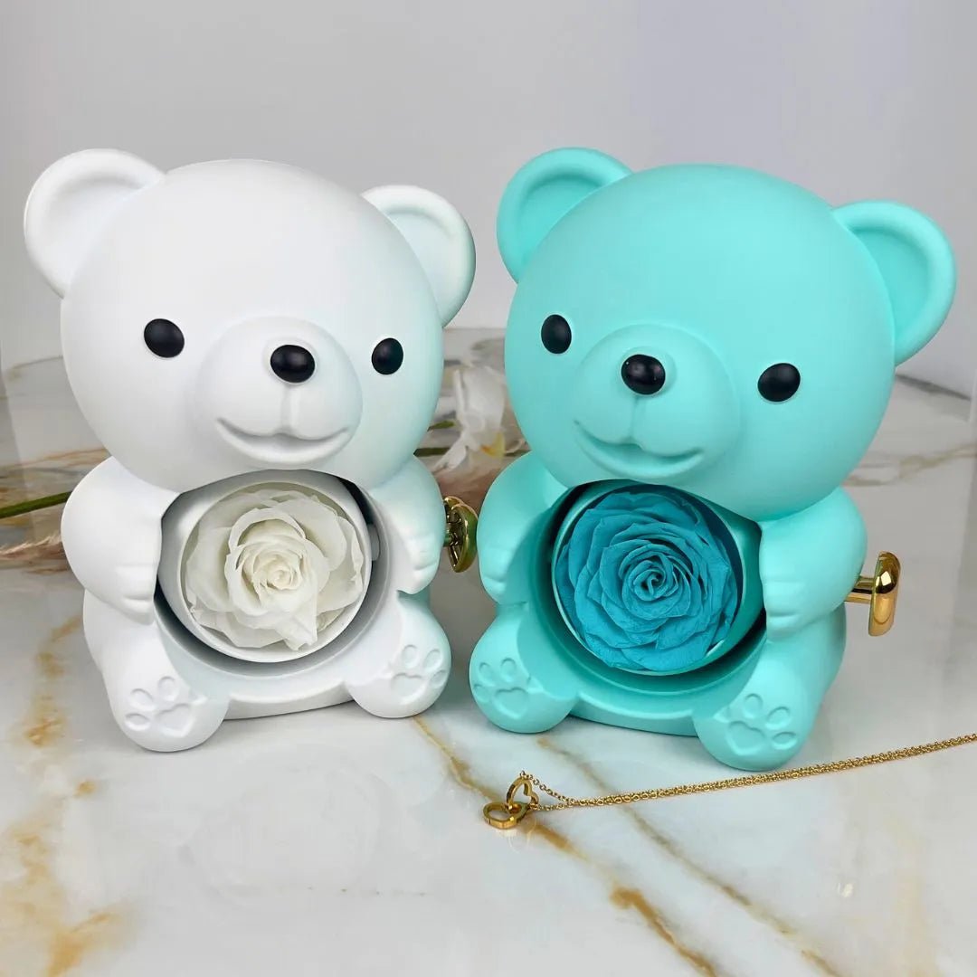 Rosenherz – Teddybär-Geschenkbox mit ewiger Rose & gravierter Halskette - Sopheria
