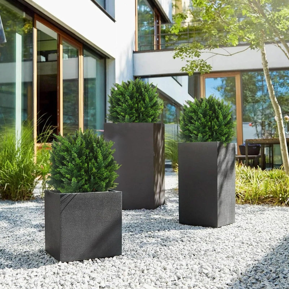 BlattBrise™ / UV-beständiger künstlicher Zedern-Topiary-Kugelbaum - Sopheria
