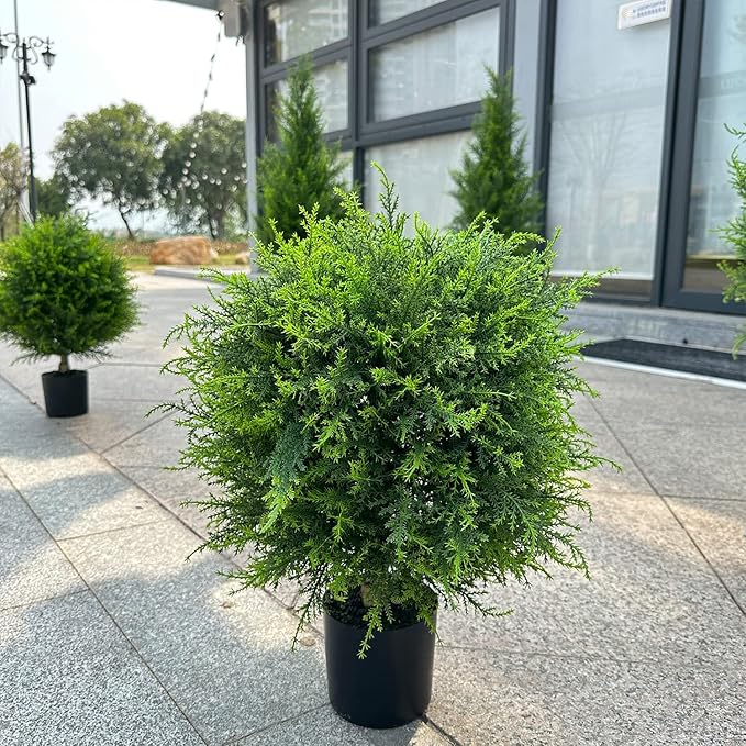 BlattBrise™ / UV-beständiger künstlicher Zedern-Topiary-Kugelbaum - Sopheria