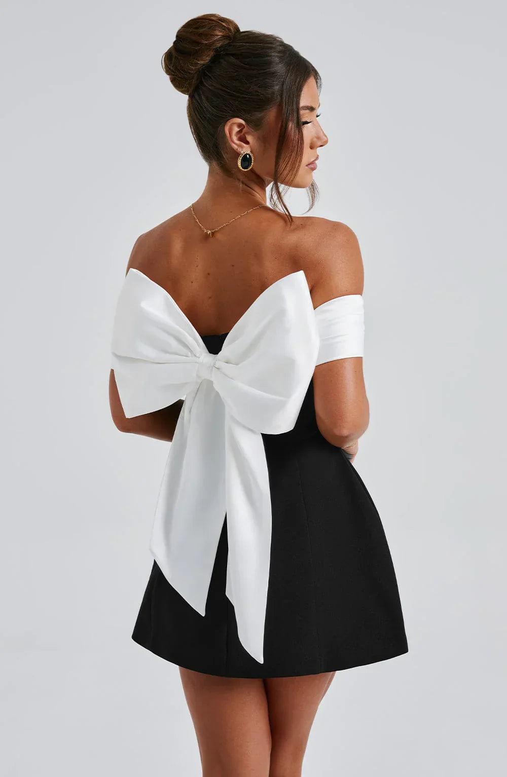 Bellanova - Rückenfreies Mini Kleid mit Schleife