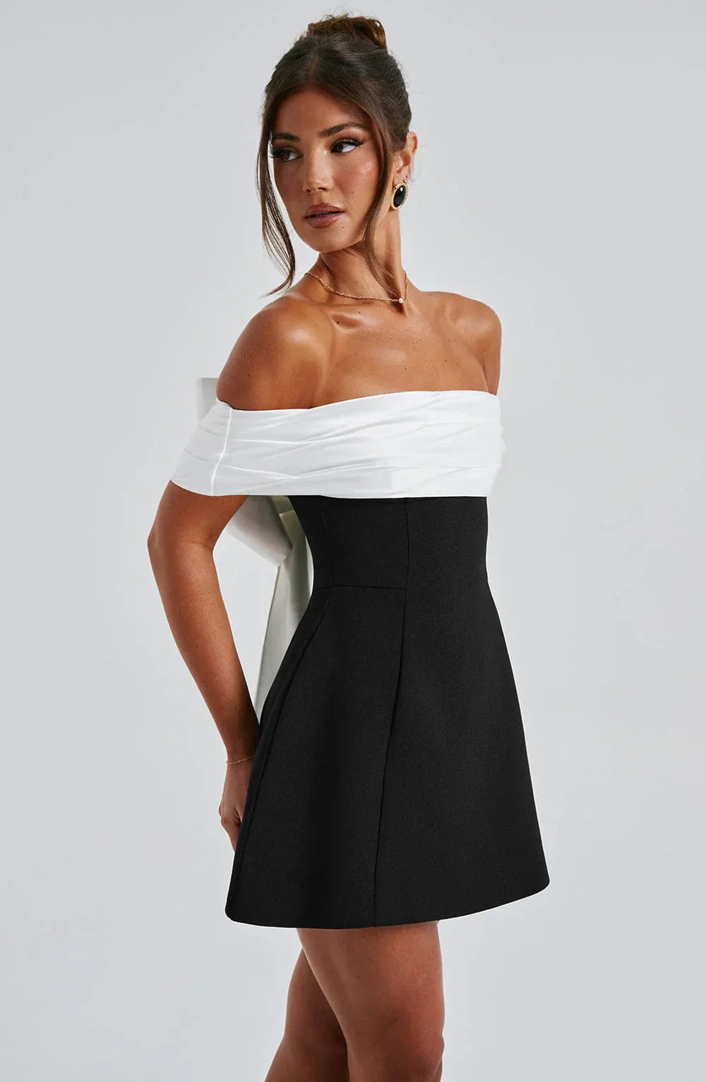 Bellanova - Rückenfreies Mini Kleid mit Schleife