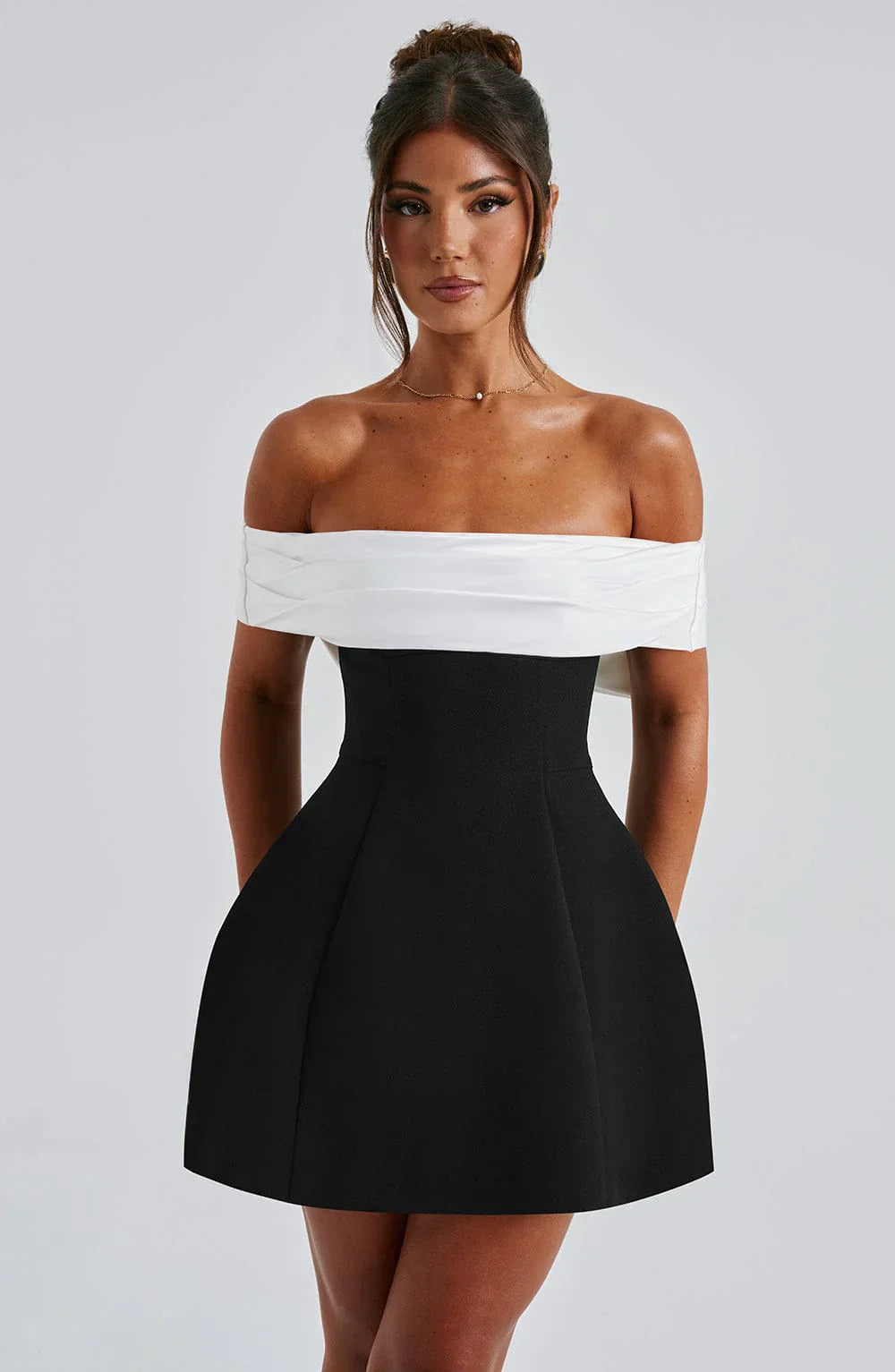 Bellanova - Rückenfreies Mini Kleid mit Schleife