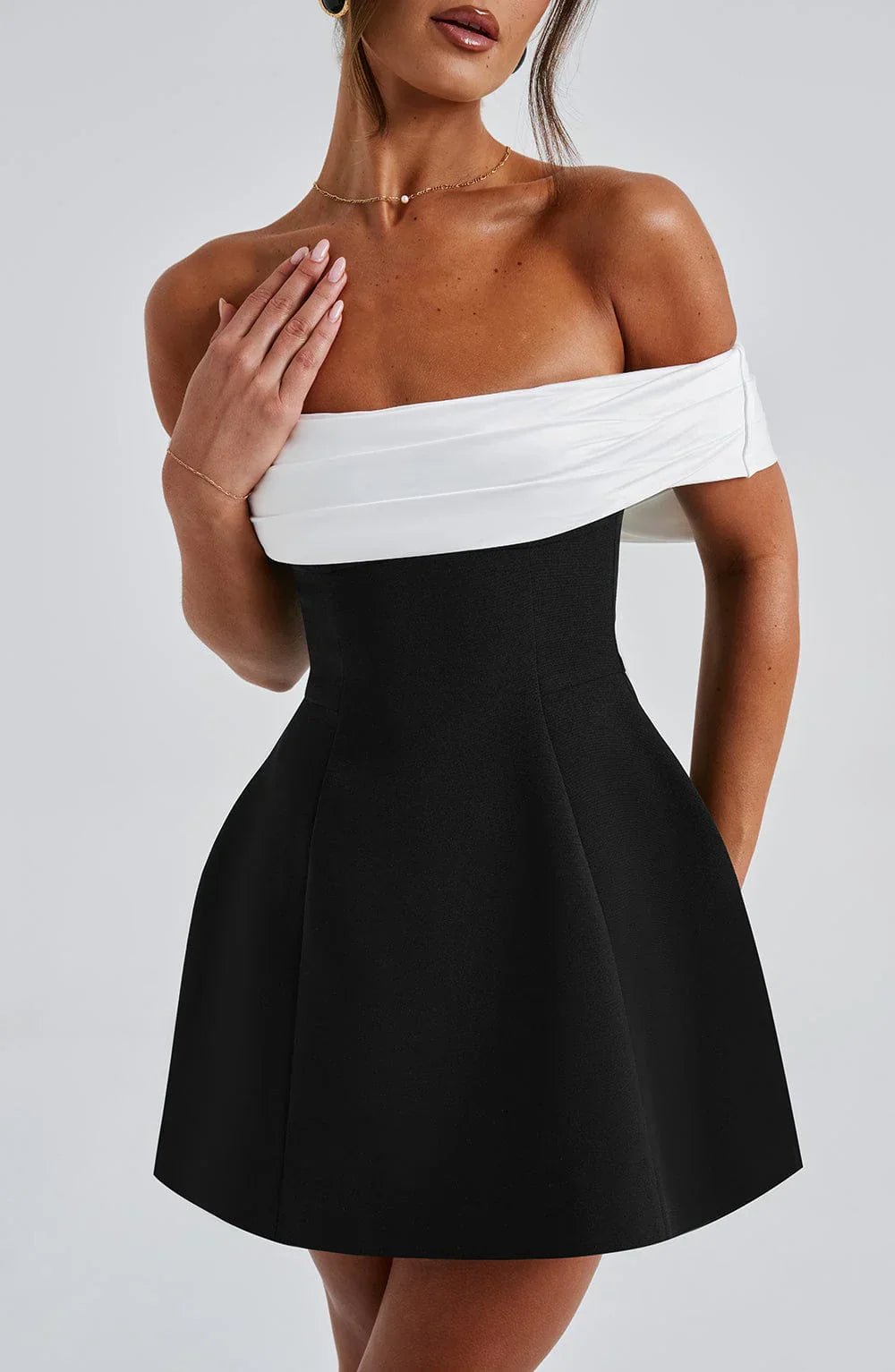Bellanova - Rückenfreies Mini Kleid mit Schleife