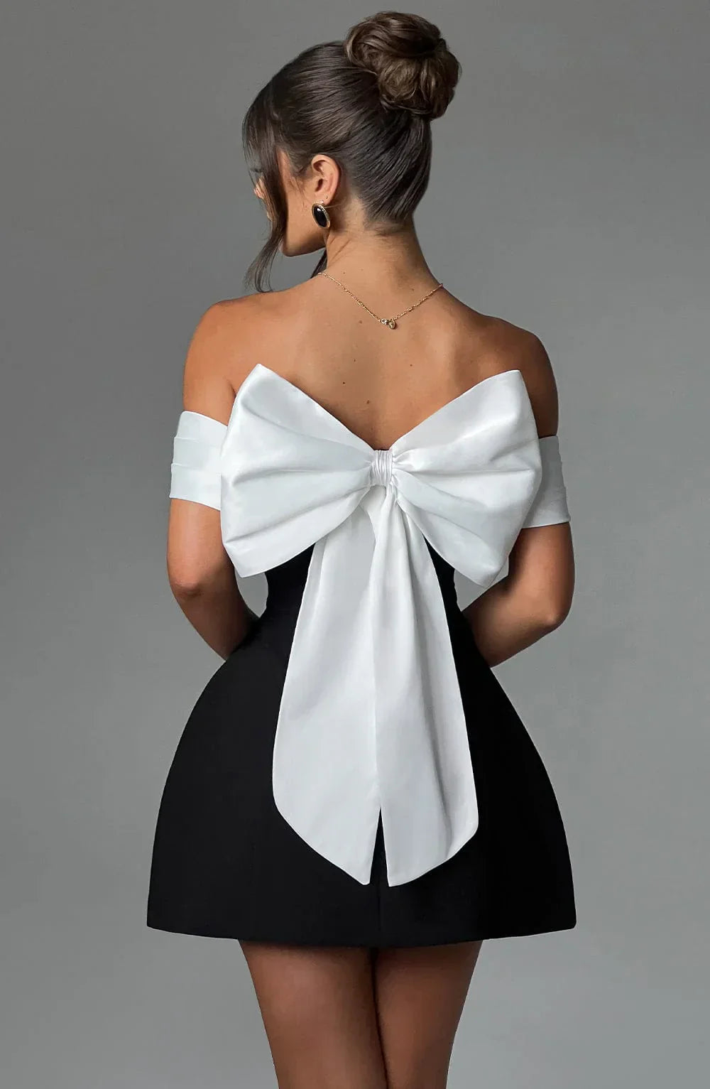 Bellanova - Rückenfreies Mini Kleid mit Schleife