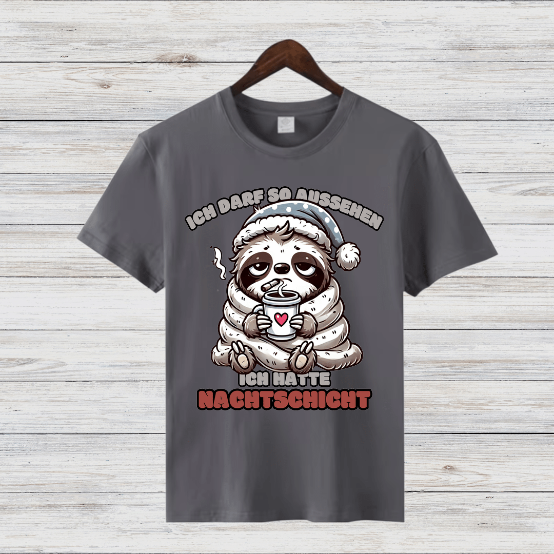 Faultier Nachtschicht | Lustiges Wintershirt | Humorvolles Design für kalte Tage | Statement Shirt | Damen T-Shirt - Sopheria