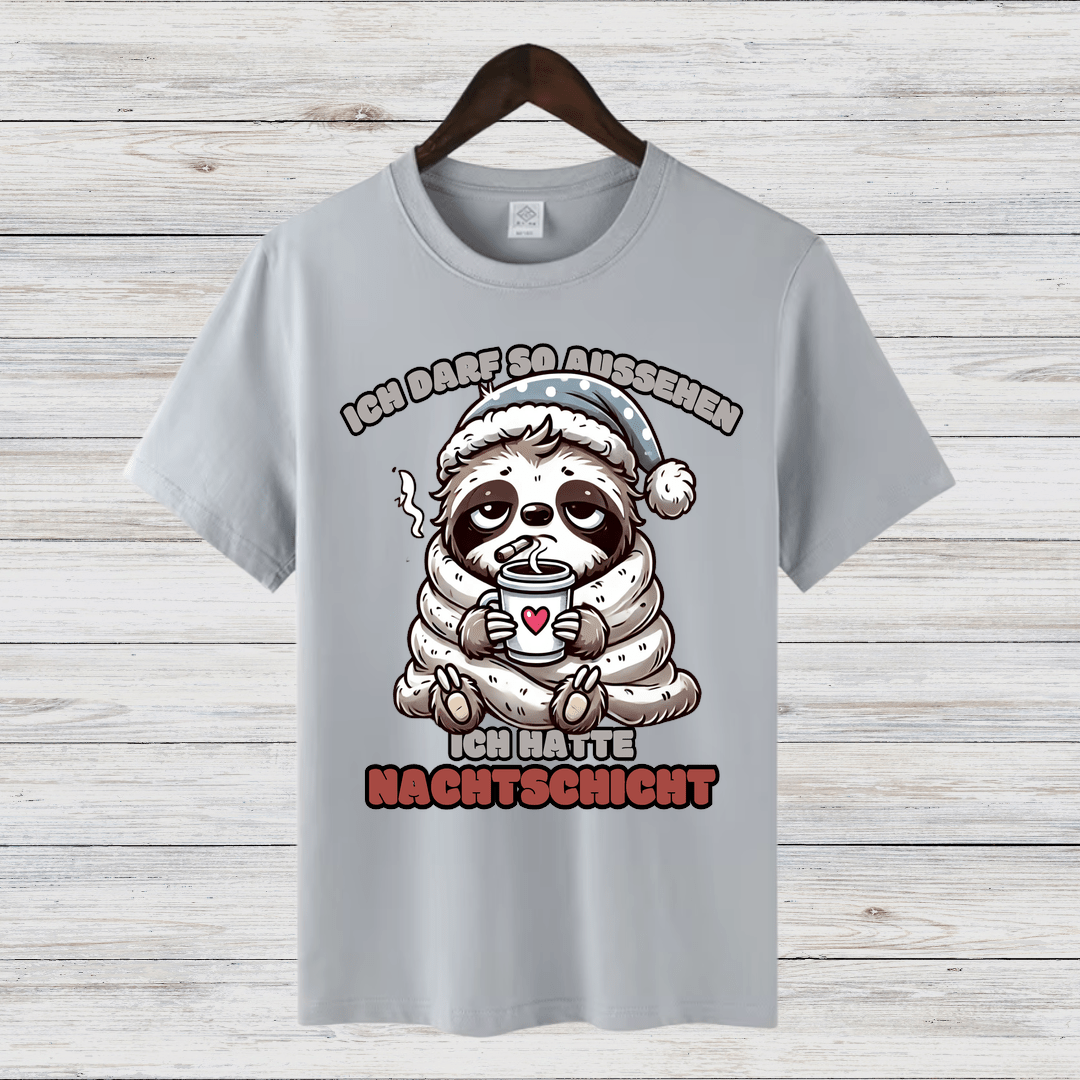 Faultier Nachtschicht | Lustiges Wintershirt | Humorvolles Design für kalte Tage | Statement Shirt | Damen T-Shirt - Sopheria