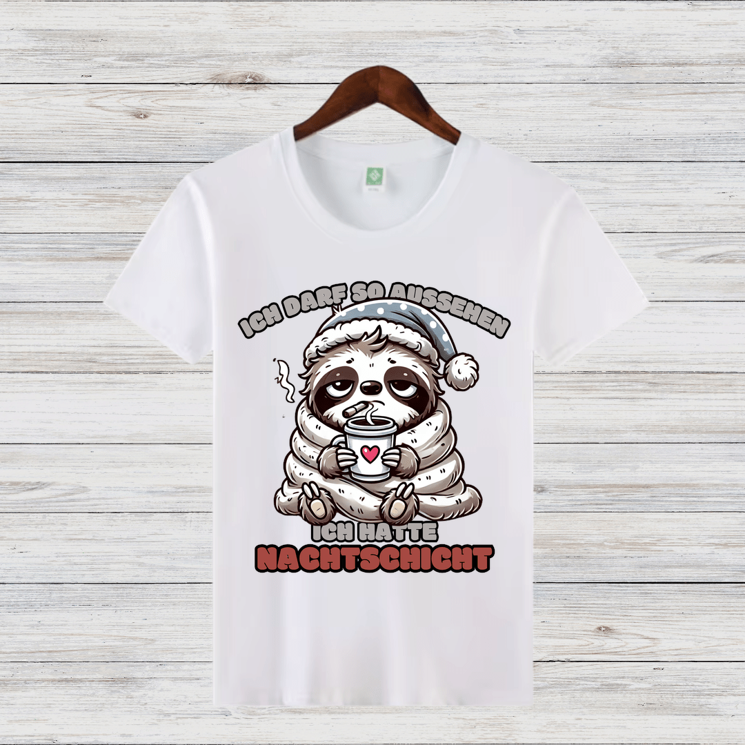 Faultier Nachtschicht | Lustiges Wintershirt | Humorvolles Design für kalte Tage | Statement Shirt | Damen T-Shirt - Sopheria