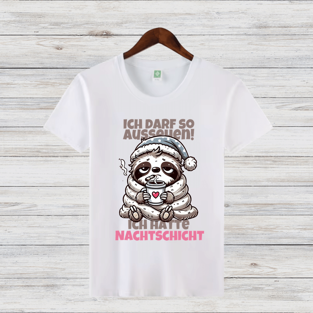 Faultier Nachtschicht Shirt | Lustiges Winterdesign | Humorvolles Statement Shirt | Bequemes Baumwollshirt für kalte Tage - Sopheria
