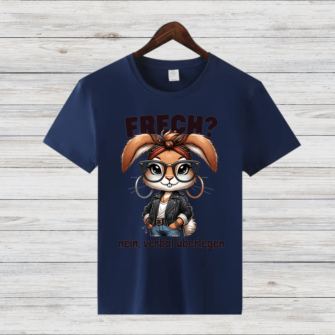 Frech? Nein, verbal überlegen | Lustiges Damen-Shirt | Statement-Shirt mit coolem Hasen-Design | Perfekt für den Winter - Sopheria