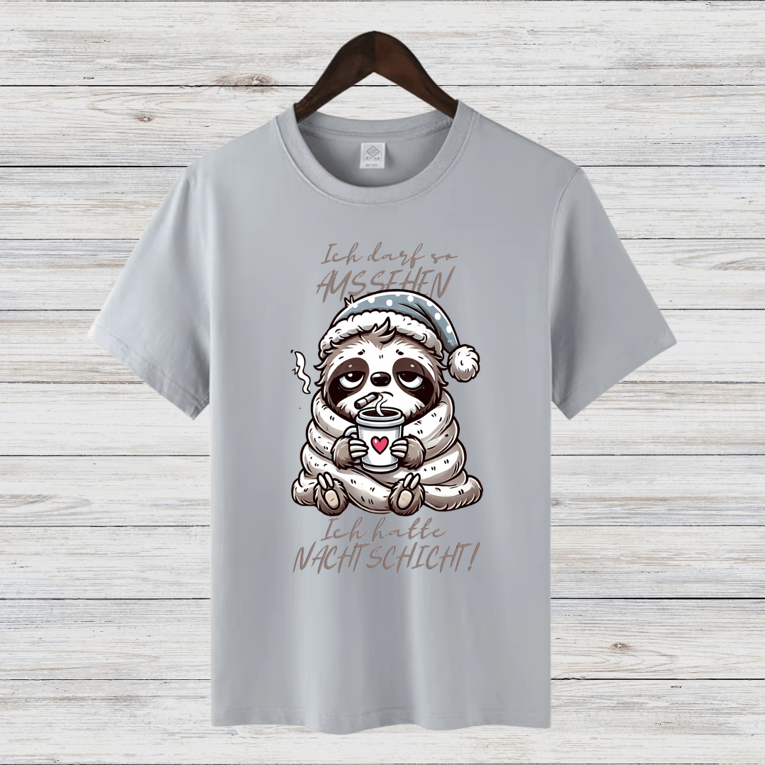 Gemütliches Faultier-Shirt | Lustiges Nacht-Schicht-Motiv | Humorvolles Winterdesign | Statement Shirt für Frauen - Sopheria
