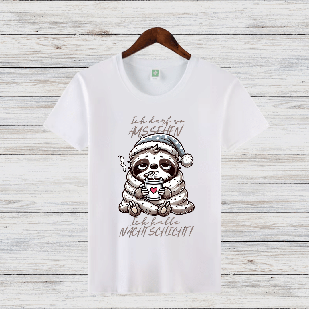 Gemütliches Faultier-Shirt | Lustiges Nacht-Schicht-Motiv | Humorvolles Winterdesign | Statement Shirt für Frauen - Sopheria