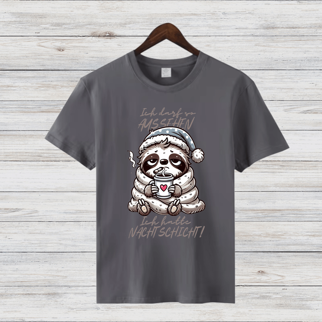 Gemütliches Faultier-Shirt | Lustiges Nacht-Schicht-Motiv | Humorvolles Winterdesign | Statement Shirt für Frauen - Sopheria