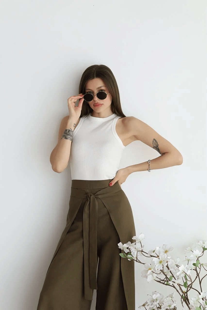 Heidemarie – Weit geschnittene Leinenhose mit Wickeloptik - Sopheria