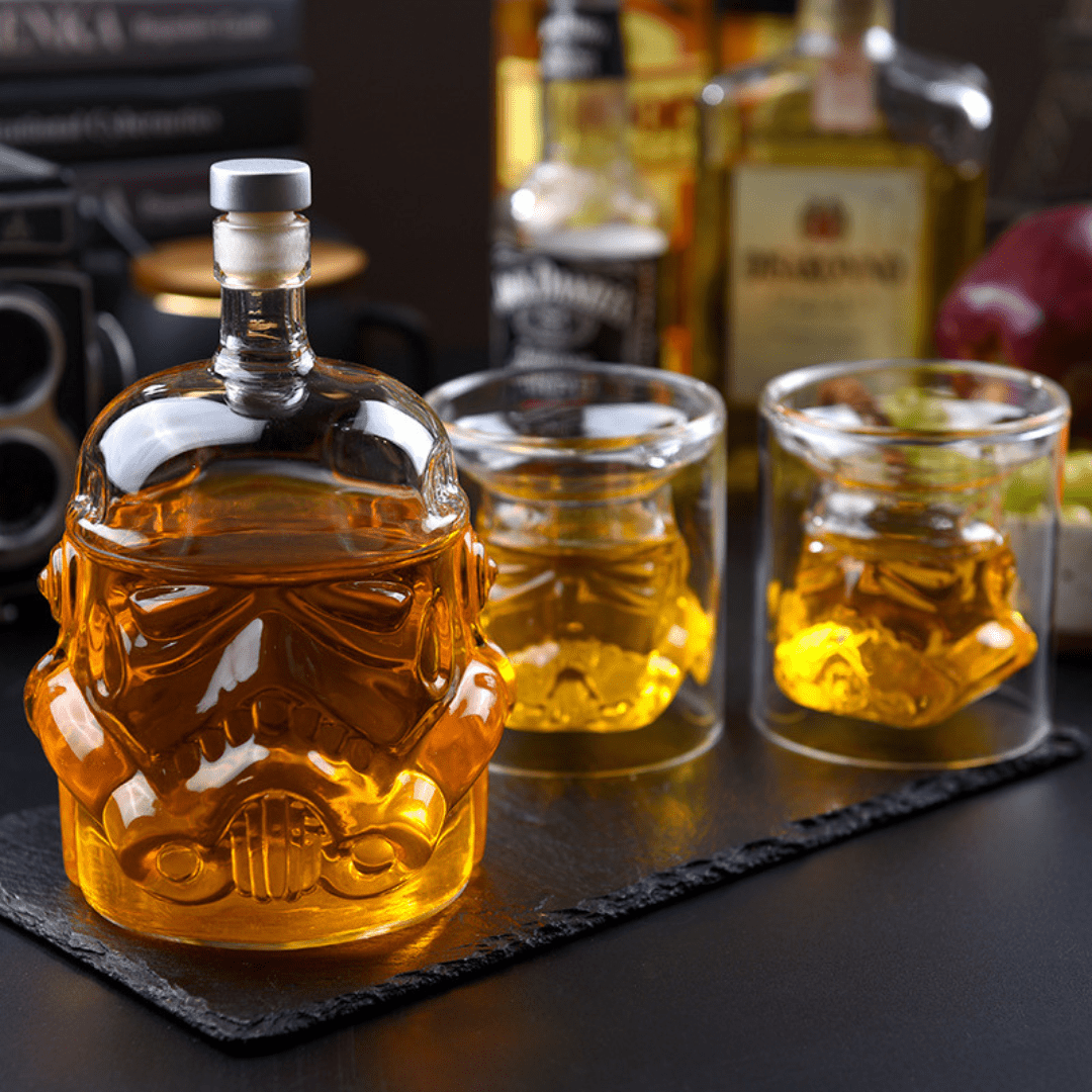 HelmHelden™ / Ikonisches Whiskey-Set mit Flasche & zwei Gläsern - Sopheria