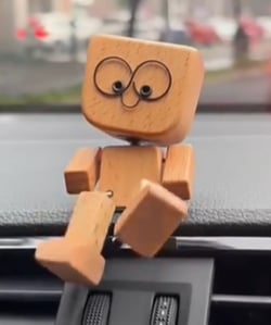 HolzFreund – Wackel Holzfigur mit Magnet Gesichtern - Sopheria