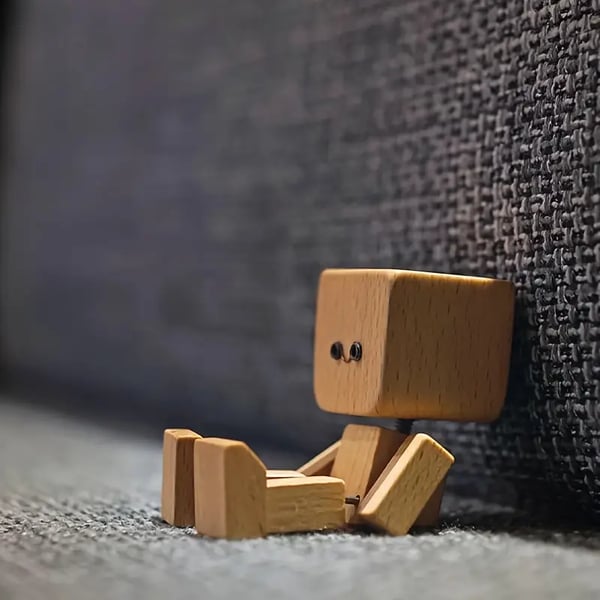 HolzFreund – Wackel Holzfigur mit Magnet Gesichtern - Sopheria