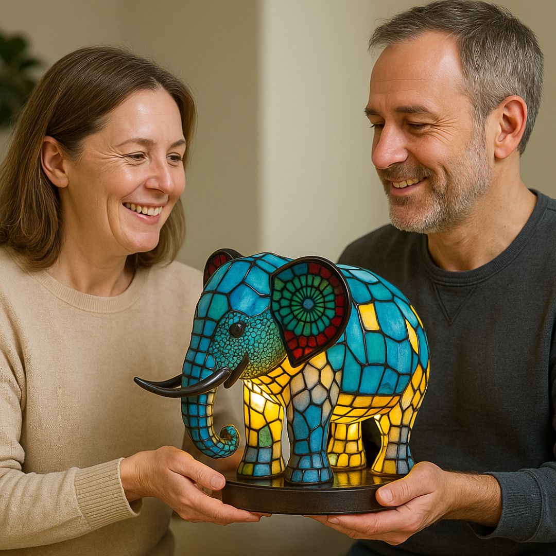 LeuchtElefant - handgefertigte Lampe, die Herzen erstrahlen lässt - Sopheria