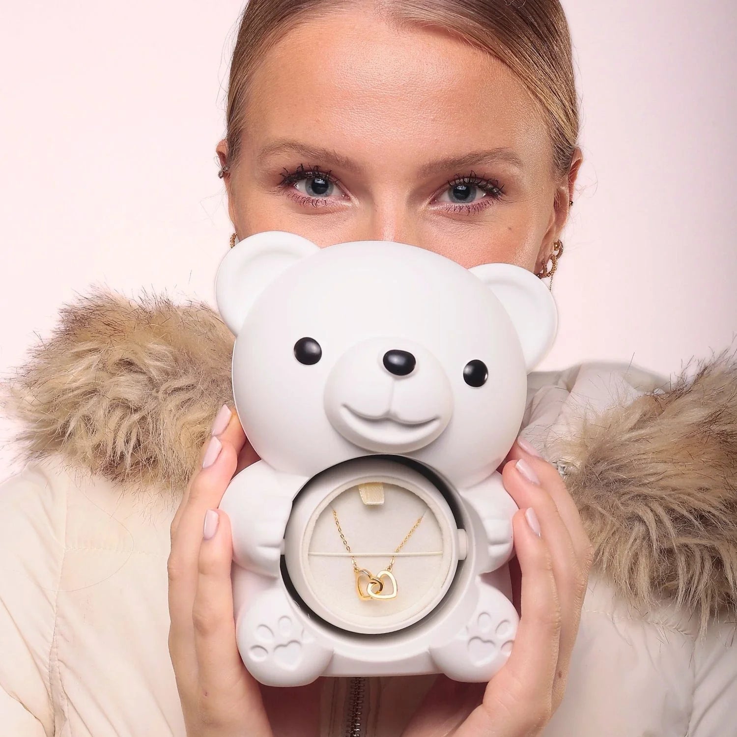 Rosenherz – Teddybär-Geschenkbox mit ewiger Rose & gravierter Halskette - Sopheria
