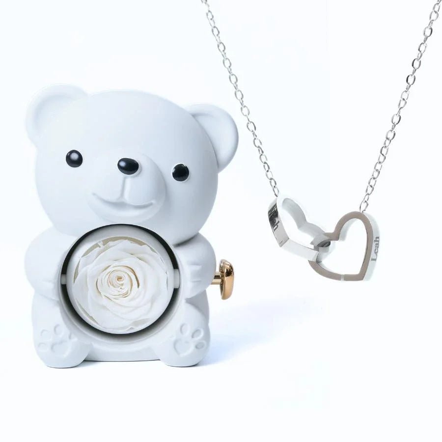 Rosenherz – Teddybär-Geschenkbox mit ewiger Rose & gravierter Halskette - Sopheria