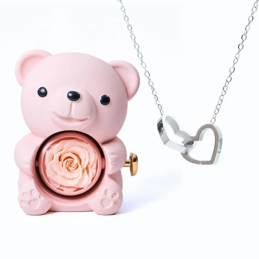 Rosenherz – Teddybär-Geschenkbox mit ewiger Rose & gravierter Halskette - Sopheria