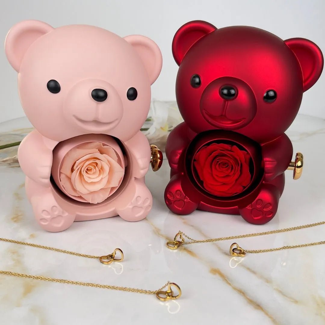 Rosenherz – Teddybär-Geschenkbox mit ewiger Rose & gravierter Halskette - Sopheria