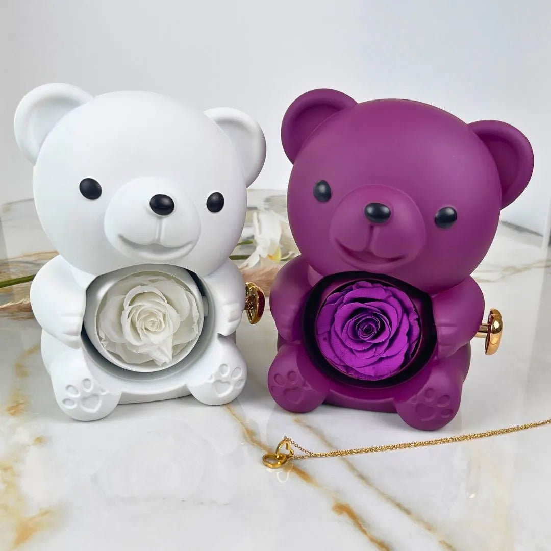 Rosenherz – Teddybär-Geschenkbox mit ewiger Rose & gravierter Halskette - Sopheria