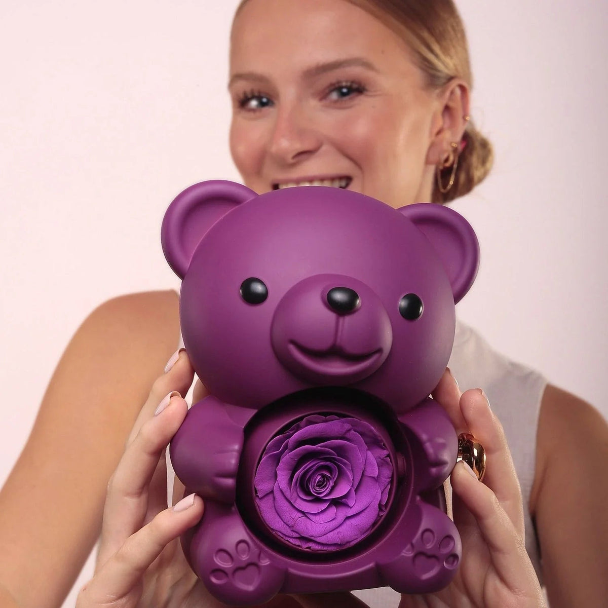 Rosenherz – Teddybär-Geschenkbox mit ewiger Rose & gravierter Halskette - Sopheria