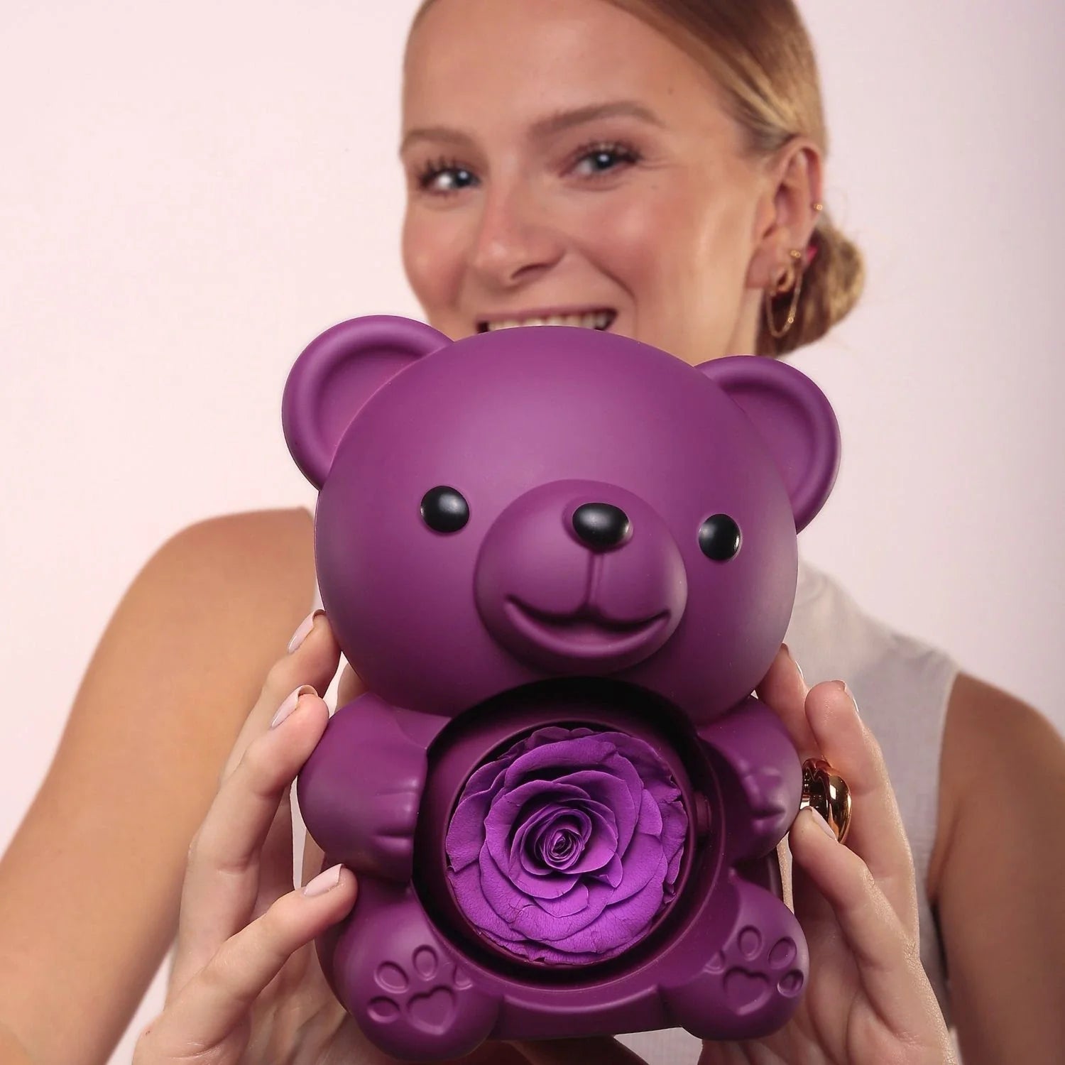 Rosenherz – Teddybär-Geschenkbox mit ewiger Rose & gravierter Halskette - Sopheria