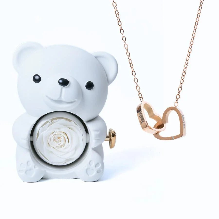 Rosenherz – Teddybär-Geschenkbox mit ewiger Rose & gravierter Halskette - Sopheria