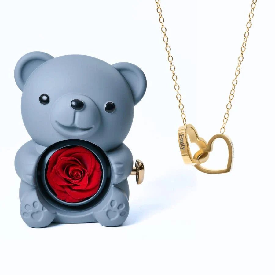 Rosenherz – Teddybär-Geschenkbox mit ewiger Rose & gravierter Halskette - Sopheria