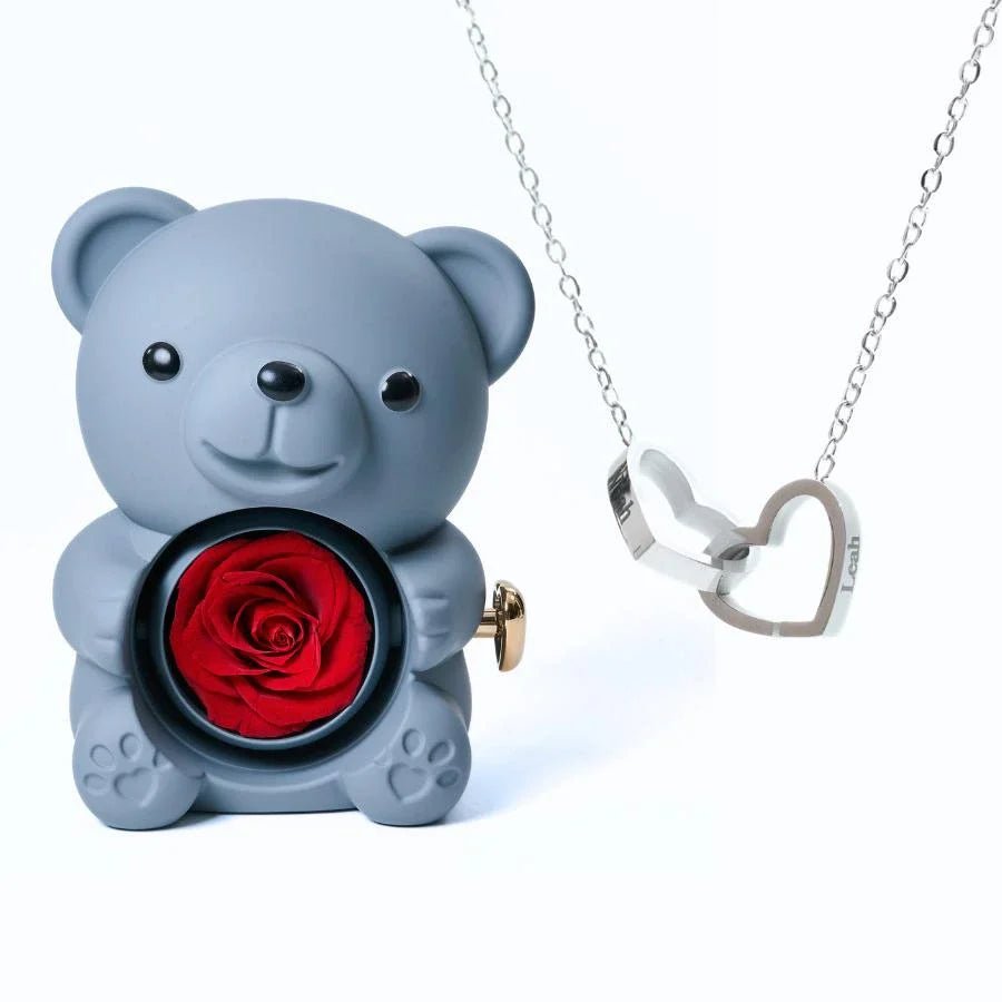 Rosenherz – Teddybär-Geschenkbox mit ewiger Rose & gravierter Halskette - Sopheria